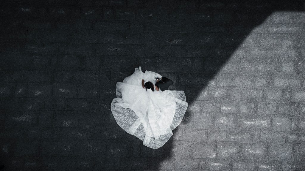 Foto aérea de noiva com vestido comprido