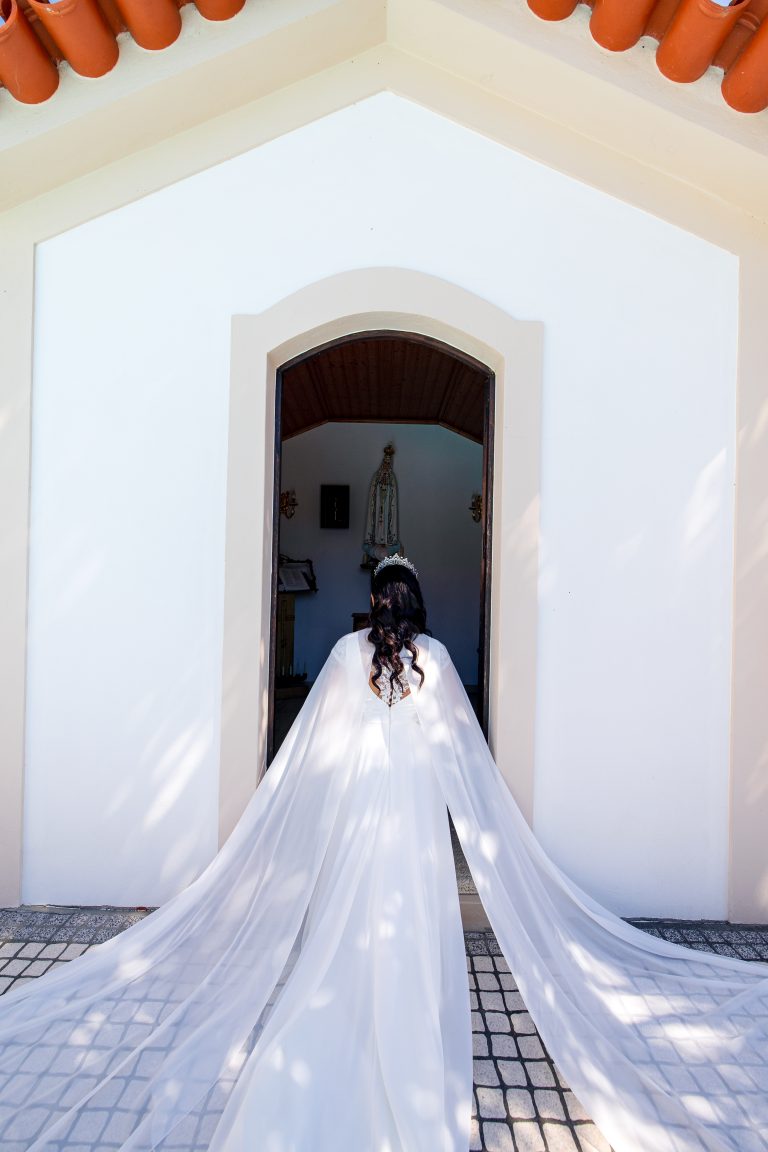 Vestido da noiva numa capela