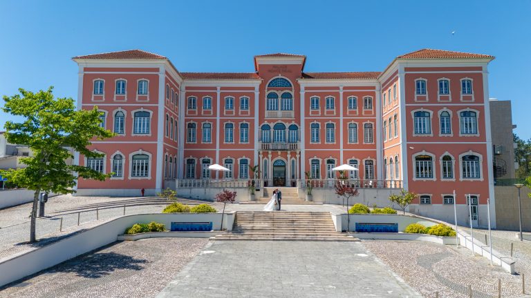 Noivos a beijarem-se na escadaria de um museu