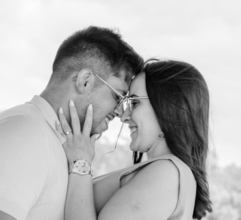 Casal abraçado e a sorrir