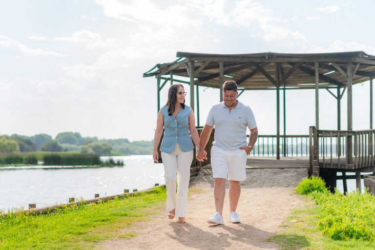 Casal de mãos dadas feliz a caminhar de um coreto