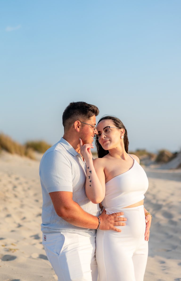 Casal abraçado enquanto a noiva olha apaixonadamente