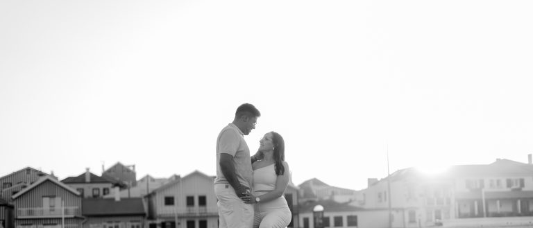 Casal abraçado com vista de cidade com fundo