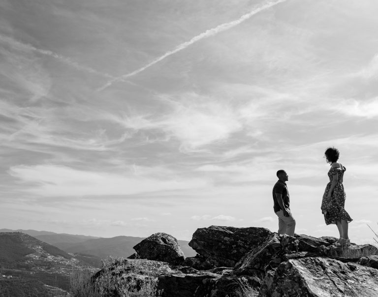 Casal a olhar apaixonadamente numa colina