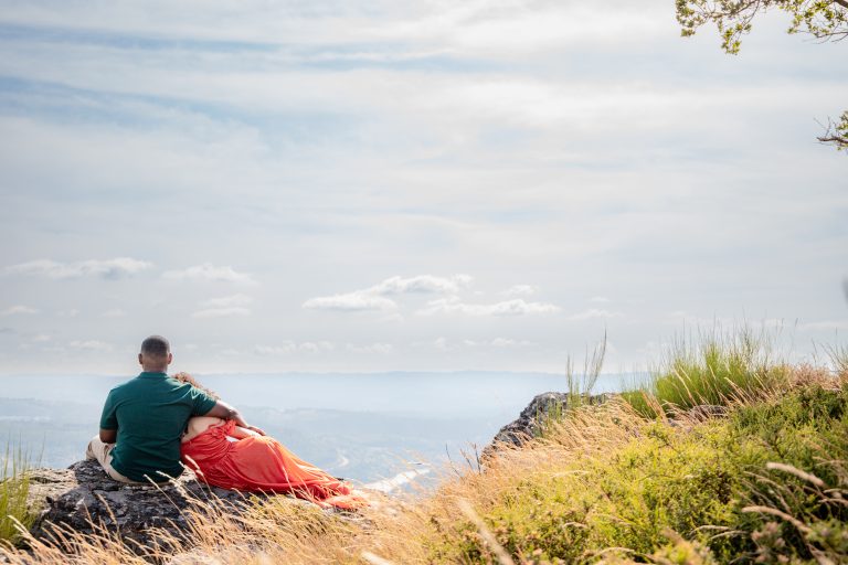 Casal abraçado numa colina com vista magnífica