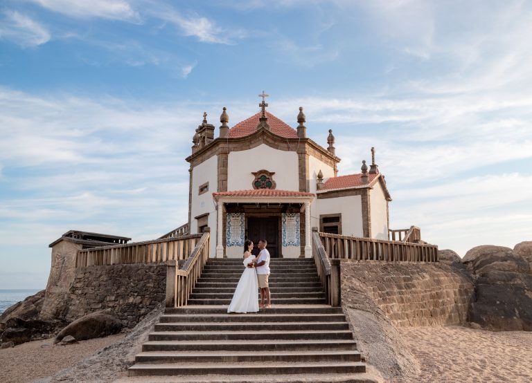 Casal abraçado numa escadaria de uma igreja