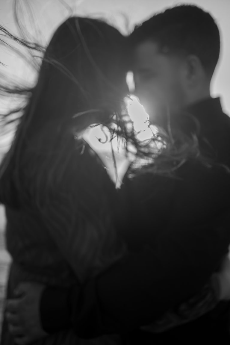 Casal chegado a preto e branco apaixonado