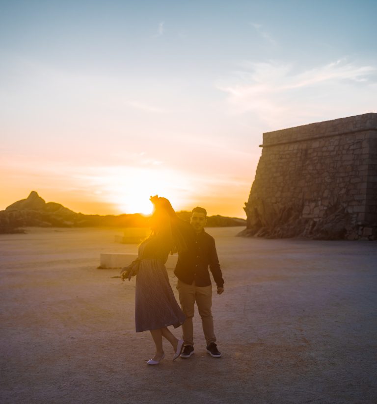 Pôr-do-sol como fundo e casal a dançar