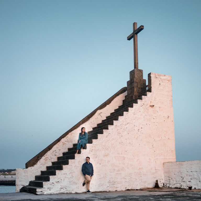 Casal a posar numas escadas